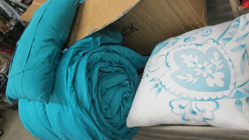 lot 187 image: Bedding Set in Teal unknown size Re...