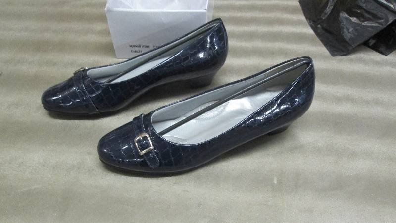 lot 270 image: Size 11M Ladies Ashro Navy Carley S...