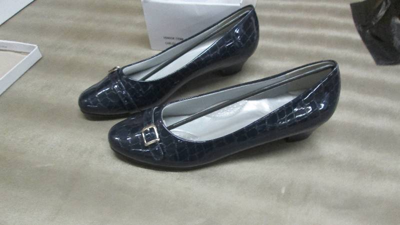 lot 271 image: Size 11M Ladies Ashro Navy Carley S...