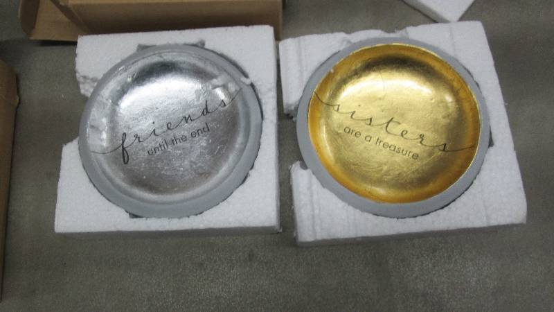 lot 276 image: Lot of 2 Keepsake Dishes...