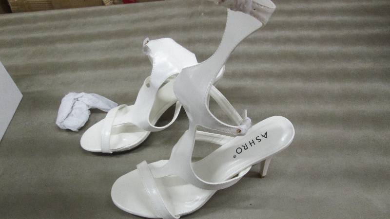 lot 319 image: Ashro Size 10 Ladies White High Str...