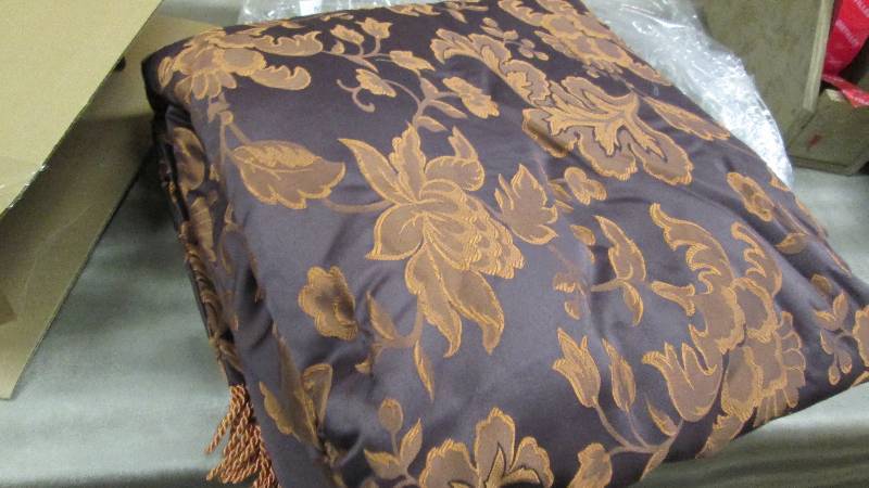 lot 322 image: King Size Comforter...