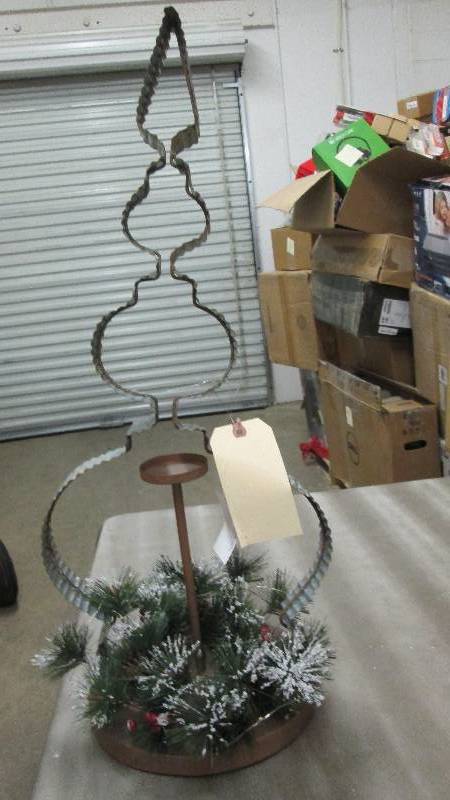 lot 324 image: Holiday Dcor...