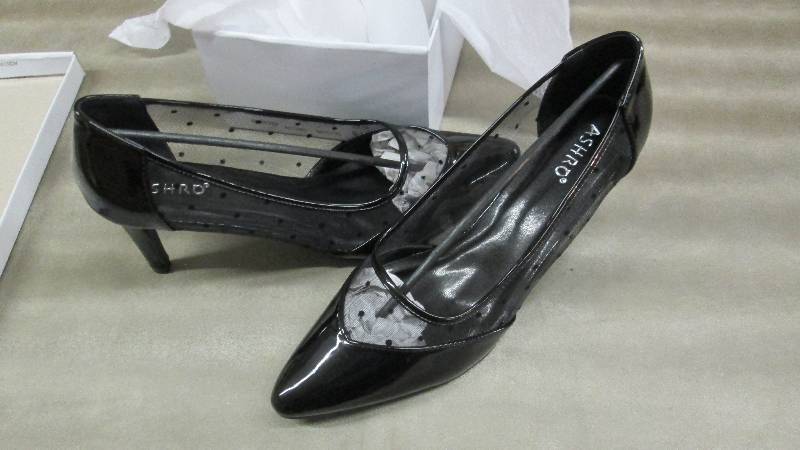 lot 330 image: Size 12M Ladies  Ashro Valenteen Pu...