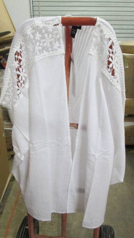 lot 338 image: Lot of 2 Ladies One Size White Gauz...