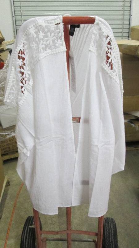 lot 340 image: Lot of 2 Ladies One Size White Gauz...