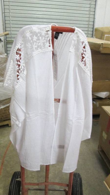 lot 342 image: Lot of 2 Ladies One Size White Gauz...