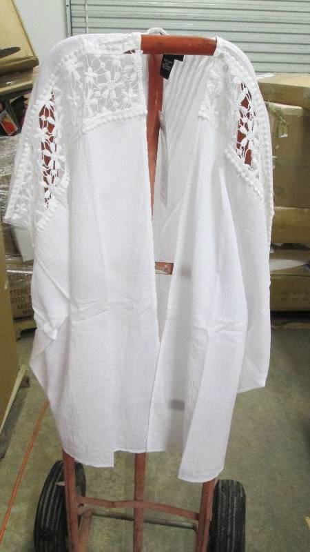 lot 343 image: Lot of 2 Ladies One Size White Gauz...