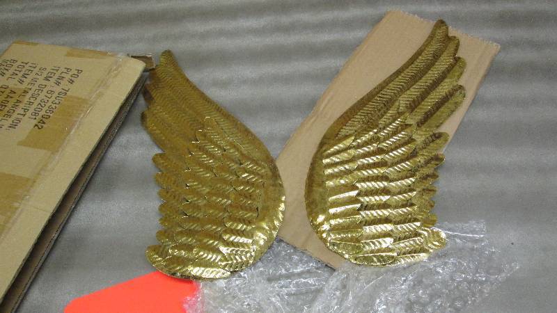 lot 396 image: Angel Wings Dcor...