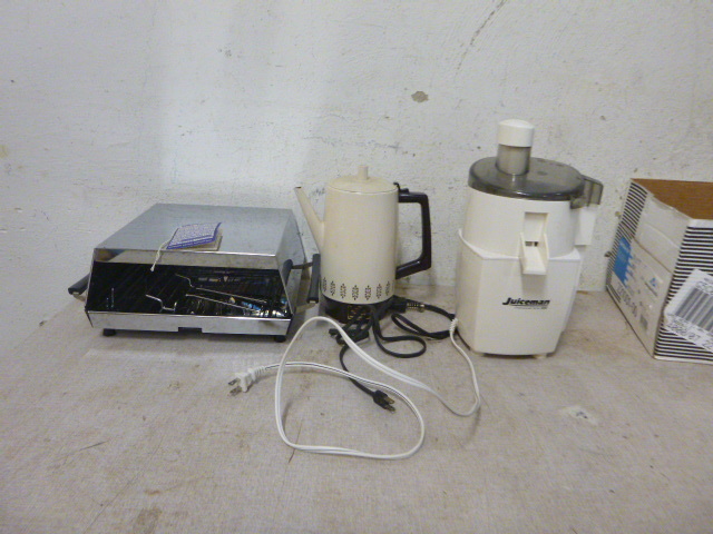 lot 75 image: Kitchen Gadgets