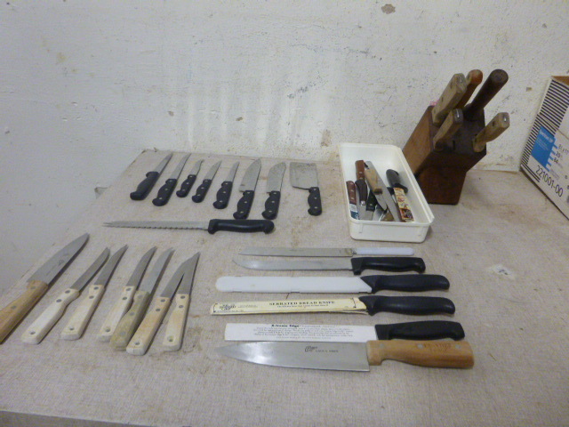 lot 76 image: Miscellaneous Kitchen Knives