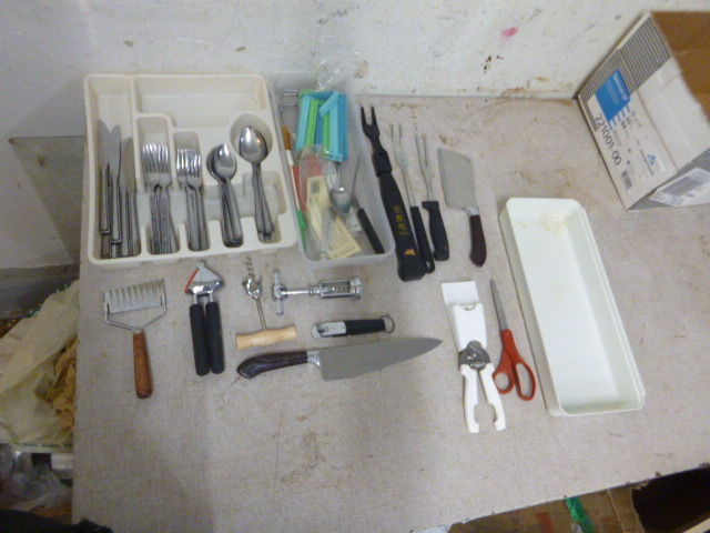 lot 77 image: Miscellaneous Kitchen Utensils