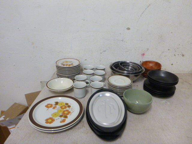 lot 79 image: Miscellaneous Dinnerware