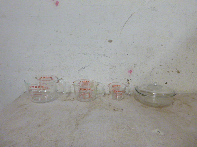 lot 81 image: Pyrex Measuring Cups