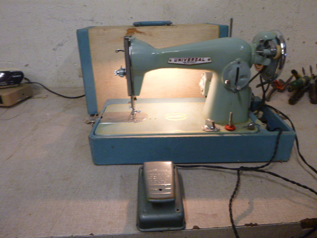 lot 160 image: Vintage Universal-Deluxe Sewing Machine