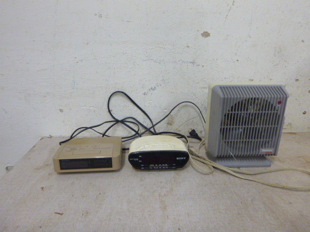 lot 161 image: 2 Clock Radios