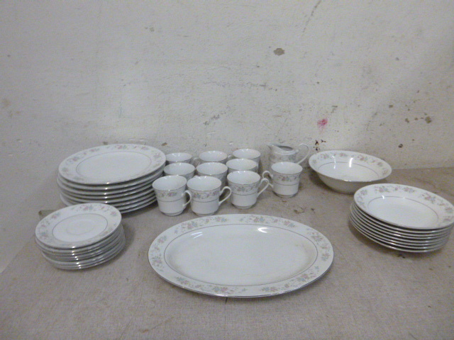 lot 184 image: Sanjo Majesty China Set