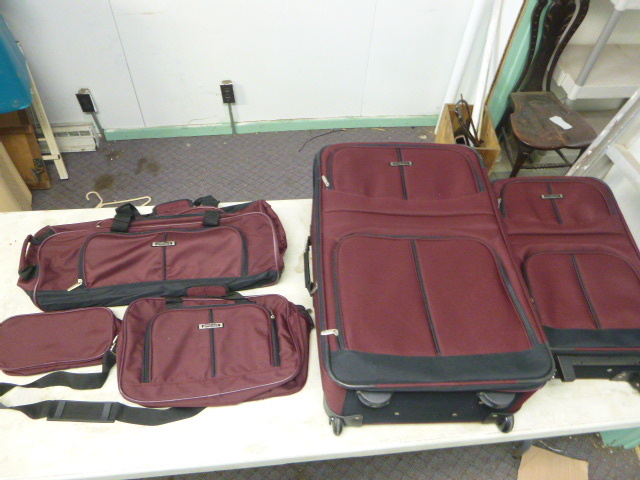 lot 197 image: EM Bank Luggage Set