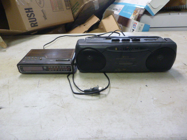lot 212 image: Clock Radio