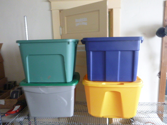 lot 215 image: 4 Totes with Lids