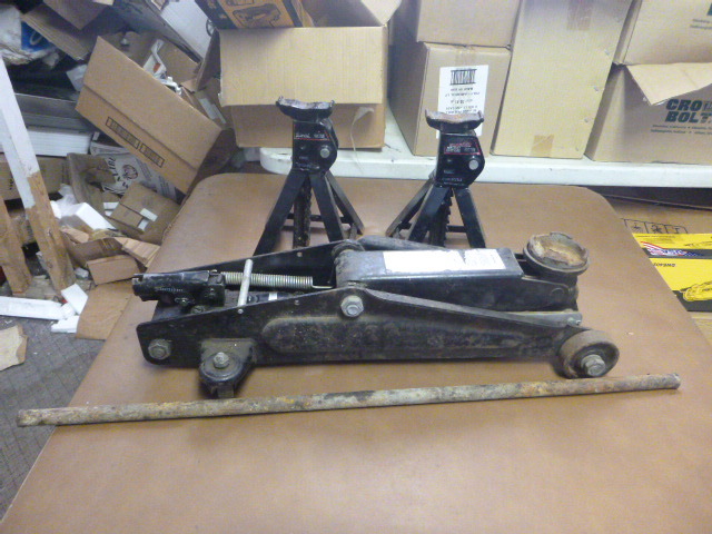 lot 251 image: 2 Ton Floor Jack