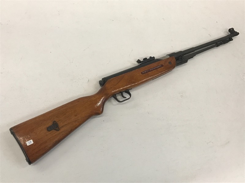 lot 39 image: Lion Brand Air Rifle