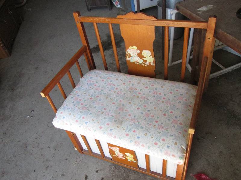 lot 305 image: Vintage storage bench, 30 inches wi...
