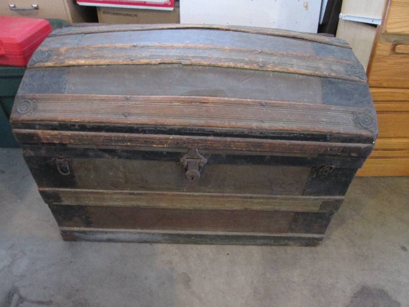 lot 32 image: Antique Trunk 34 wide...