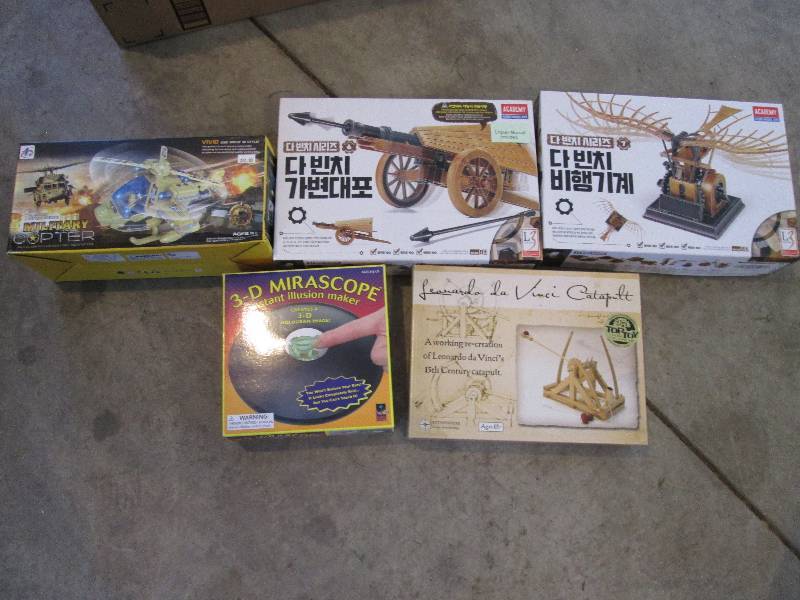 lot 51 image: Lot of new models...