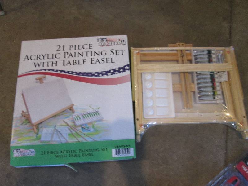 lot 142 image: Art Kit...