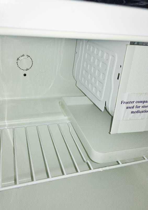 lot 6 image: Hospital Nursing Home In Room Medication Refrigeration - Very Good Condition - Works