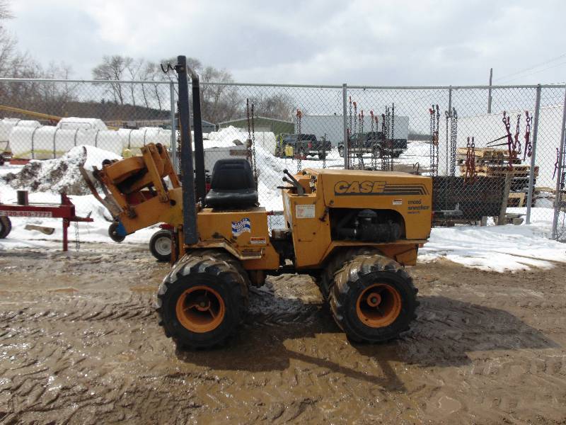 lot 13 image: Case Maxi Sneaker Series C With Sprinkler Hose Trenching Knife