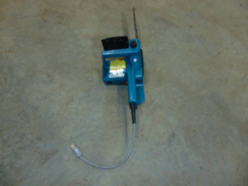 lot 23 image: 12 Makita Electric Chainsaw