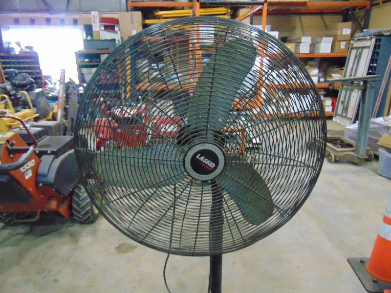 lot 28 image: Lasko 30 Pedestal Fan