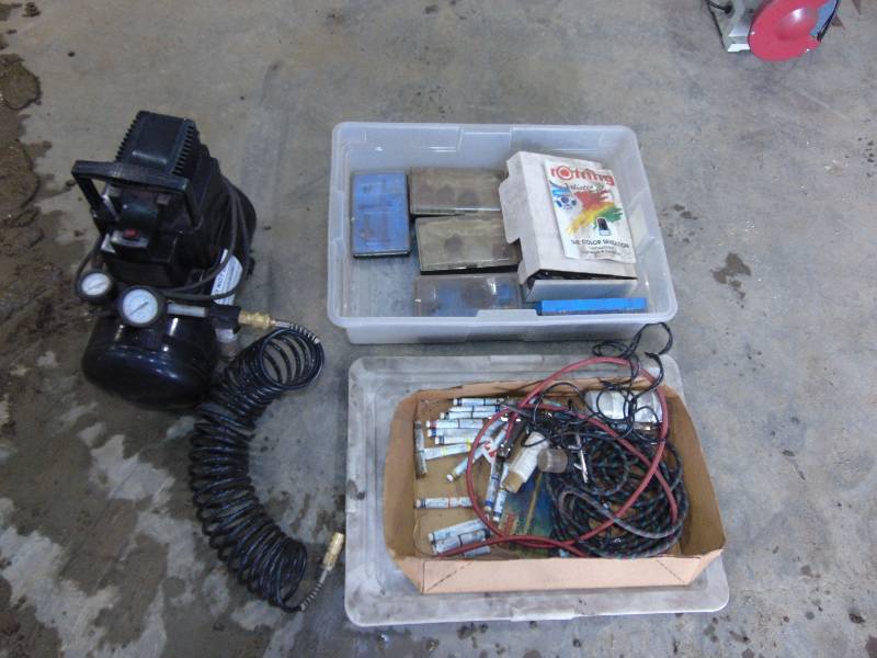 lot 38 image: Air Compressor with Air Brush Kit