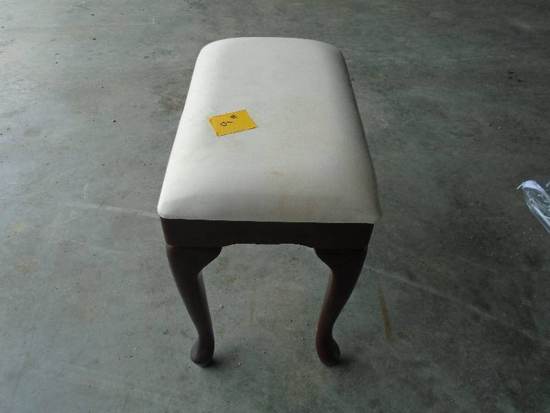 lot 16 image: Upholstered Bench