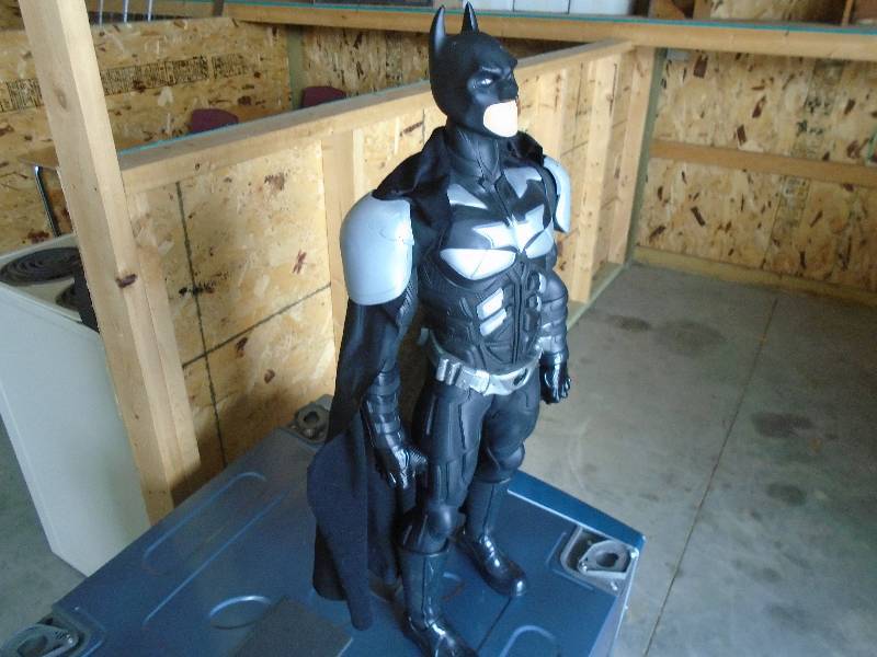 lot 8 image: Batman Figure