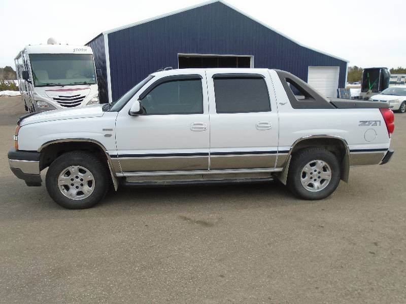 lot 2 image: 2005 Chevy Avalanche Z71