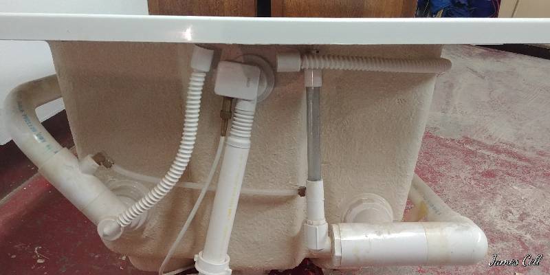 lot 3 image: Whirlpool Bathtub
