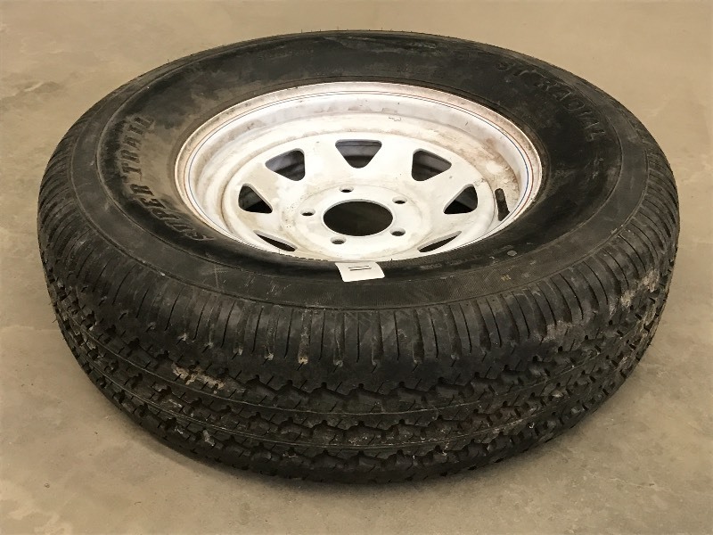 lot 11 image: Trailer Tire With Wheel
