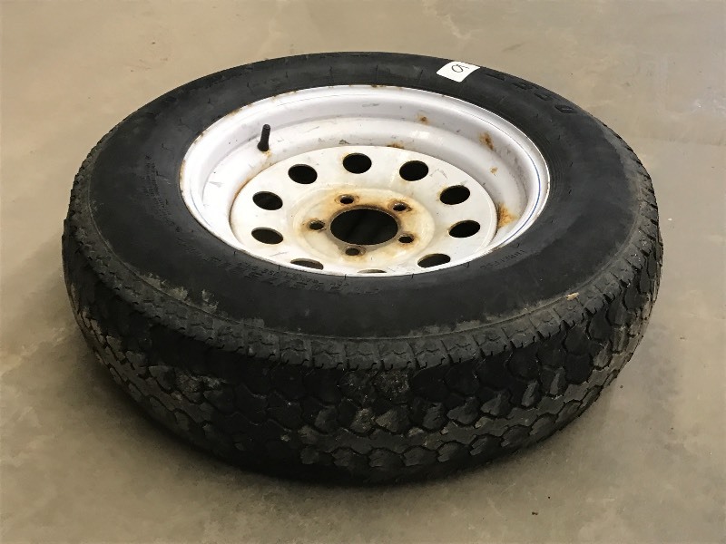 lot 10 image: Trailer Tire With Wheel