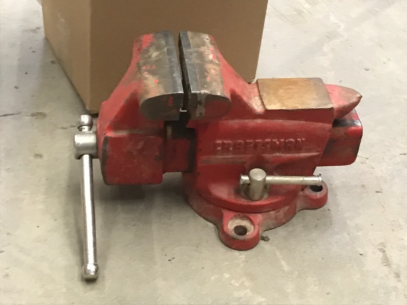 lot 30 image: Craftsman Bench Top Vise With 4 Ja...