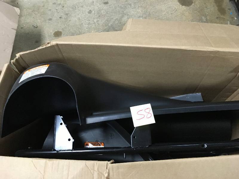 lot 58 image: Snapper Single Bag Bagger 2833 Rear Engine Riding Mowers open box