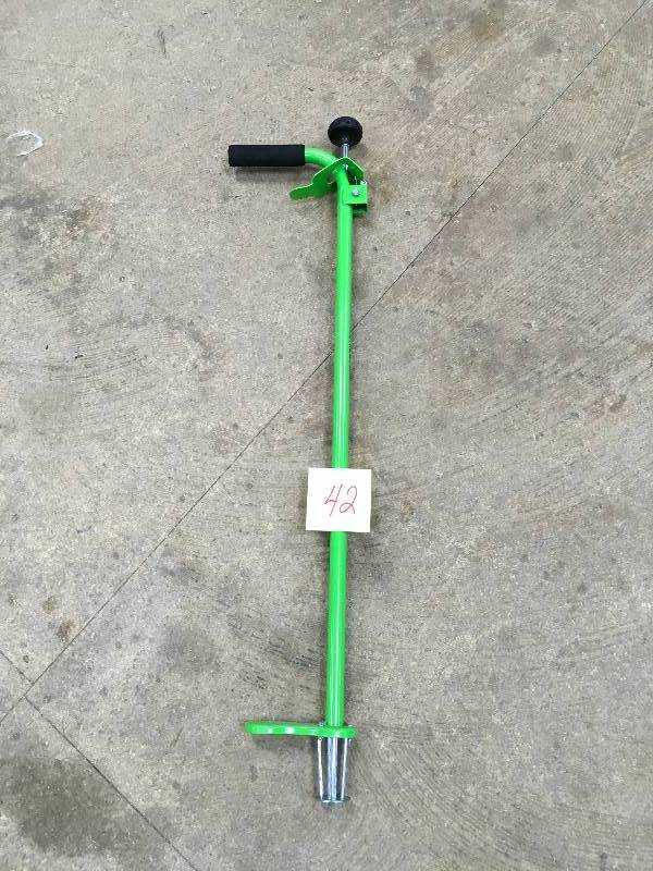 lot 42 image: Weed Zinger  Stand Up Weeder new