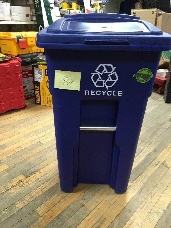 lot 84 image: Toter 32 Gallon 2 Wheeled Recycling Cart