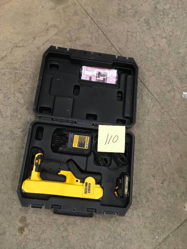 DEWALT 12-Volt Hand Held Wall Scanner DCT419 in good working condition | KX Real Auction Tools and Housewares Hastings Auction | K-BID