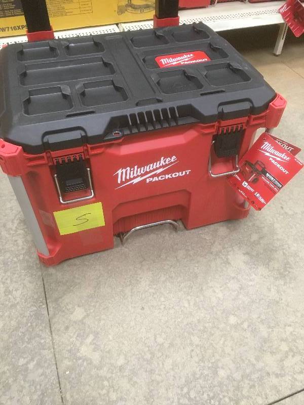 lot 5 image: Milwaukee 48-22-8426 Packout Rolling Tool Box in like new working conditions