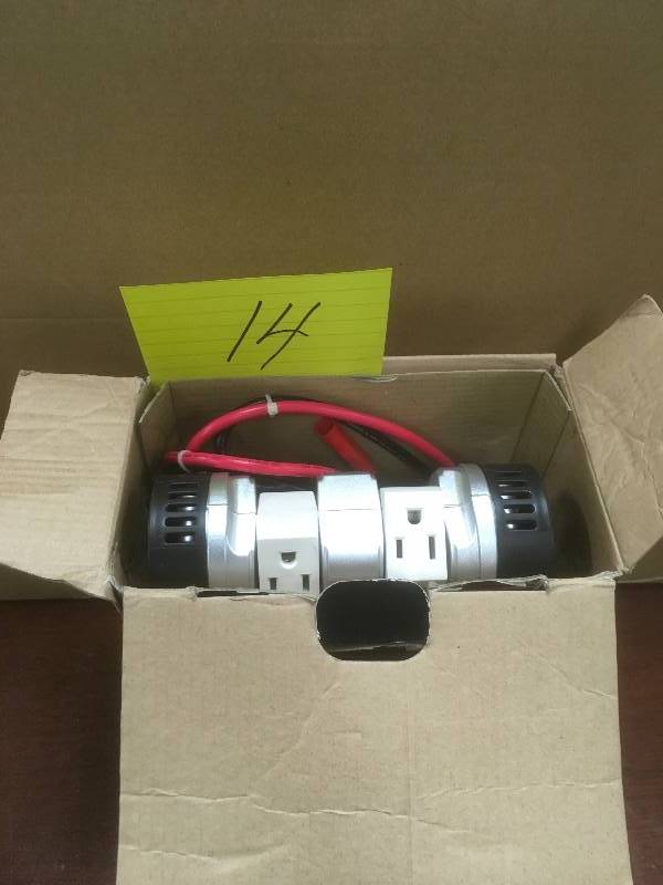 lot 14 image: Black & Decker 500 Watt Power Inverter 10.20 in x 7.20 in x 4.30 in in working condition