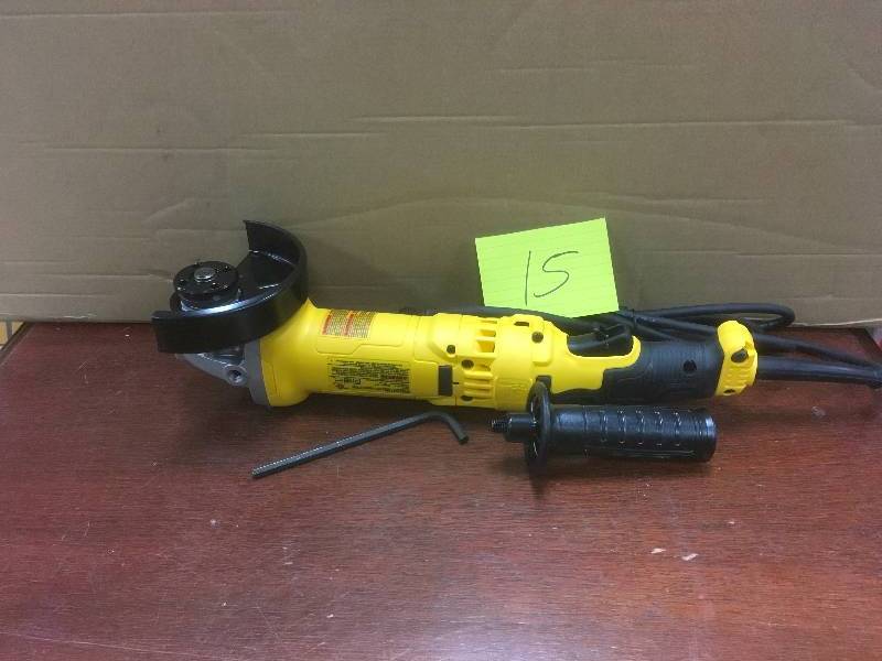 lot 15 image: DeWalt High Performance Trigger Switch Grinder, No Trigger lock - 4.5 x 5 in. in working conditions