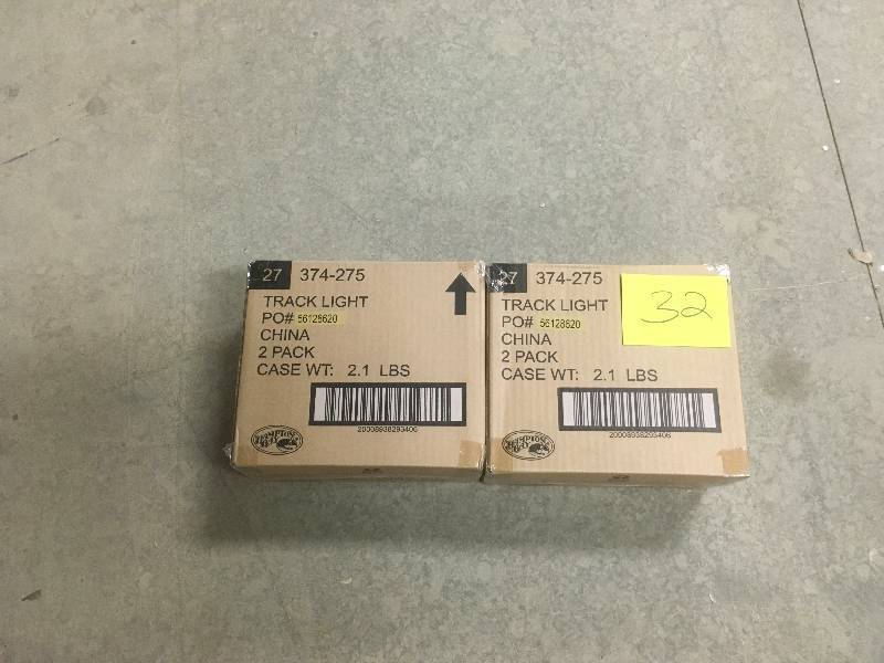lot 32 image: Hampton Bay 75 Watt Par 30 Halogen Track Light Head White - Lot of 2 New